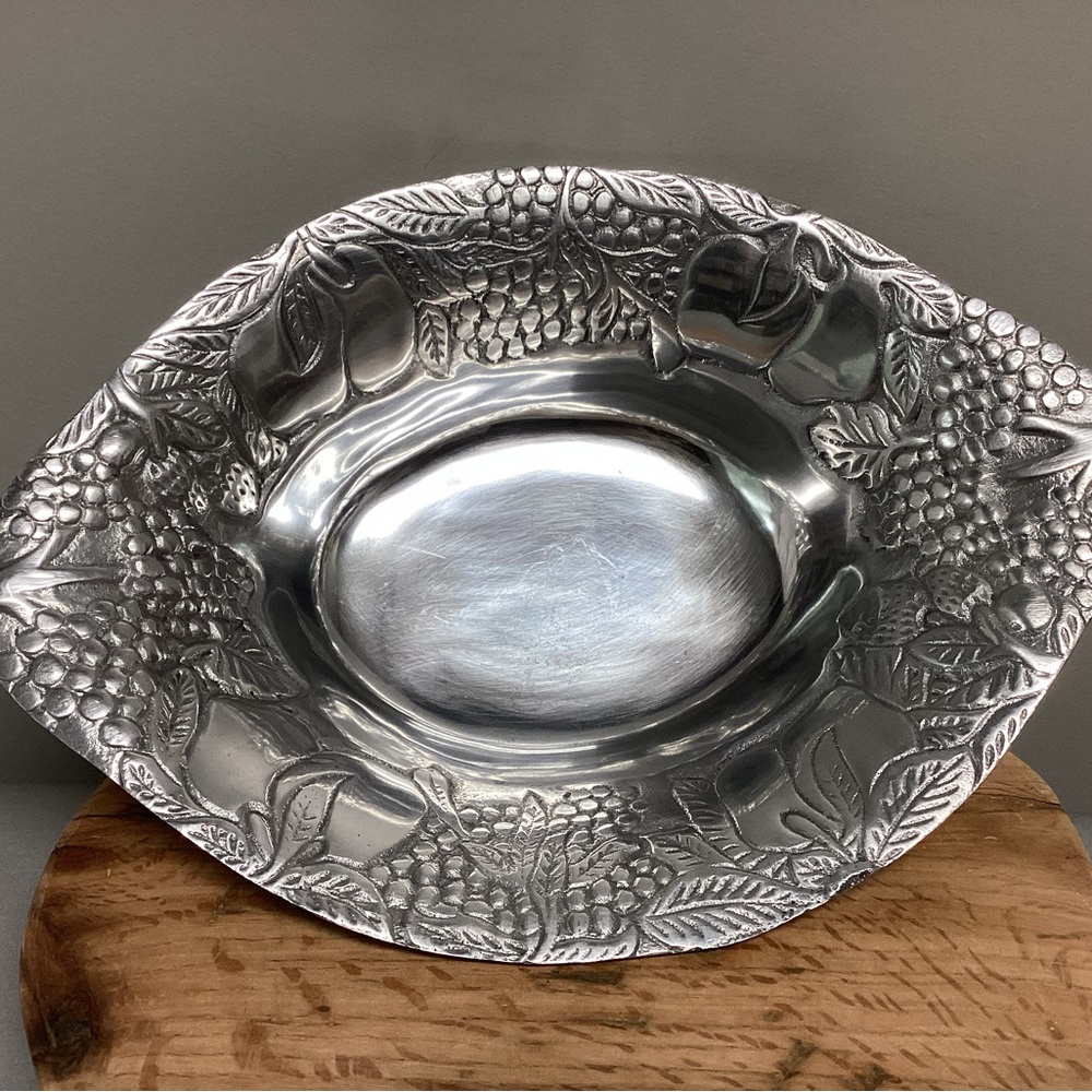 ⚫️ Vintage Cast Aluminum or Pewter Large Fruit / Salad / Serving / Display Bowl - Picture 2 of 14